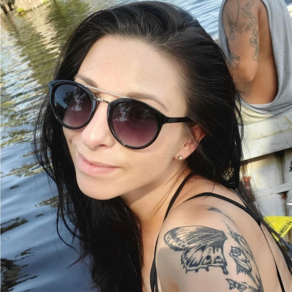 Meet your Posher, Sarah - Picture 1 of 1